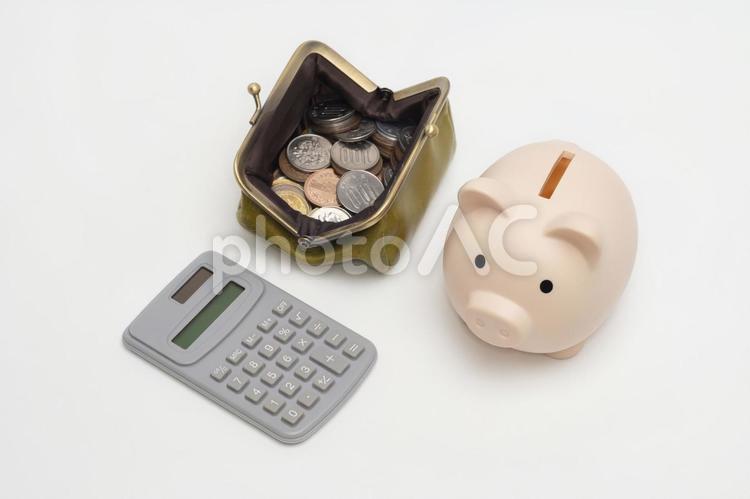 がま口と小銭と電卓と豚の貯金箱 豚,貯金,貯金箱の写真素材