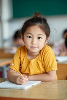 授業を受ける子供 塾 学校 女の子 授業を受ける子供 塾 学校 女の子の写真
