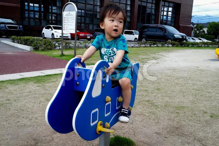 ＜素材＞公園のスプリング遊具で遊ぶ男の子 子供,笑顔,スプリング遊具の写真素材