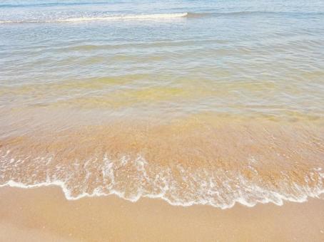 美しい新潟の砂浜と波打ち際の写真