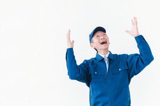 大喜びをする中小企業の経営者 大喜びをする中小企業の経営者の写真