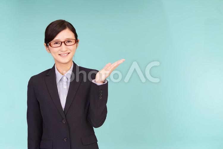 案内する笑顔のビジネスウーマン 女性,ビジネスウーマン,女の写真素材