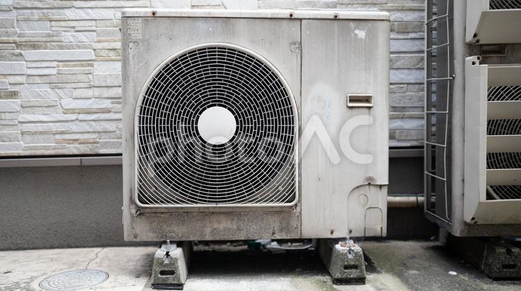 屋外にあるボロボロで使用感のある室外機 室外機,屋外,レトロの写真素材