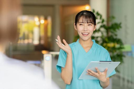 患者を問診する若い女性医師 医師,女性,ドクターの写真素材