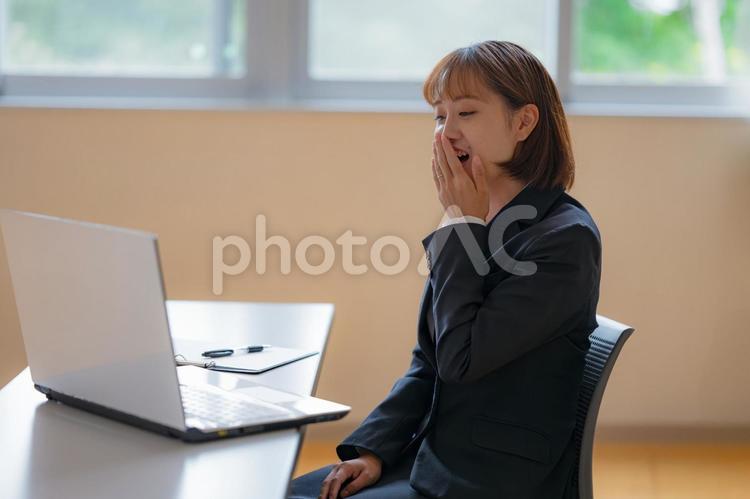 眠たげなビジネスウーマン 女性,ビジネスウーマン,ビジネスマンの写真素材
