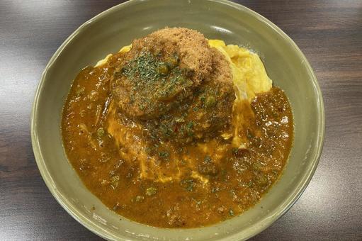 キーマカレーのバーグカツオムライス オムライス,キーマカレー,ハンバーグの写真素材