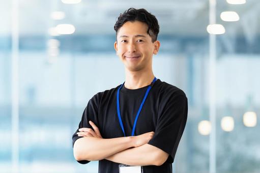腕組みをする男性ビジネスマン 男性,腕組み,微笑むの写真素材
