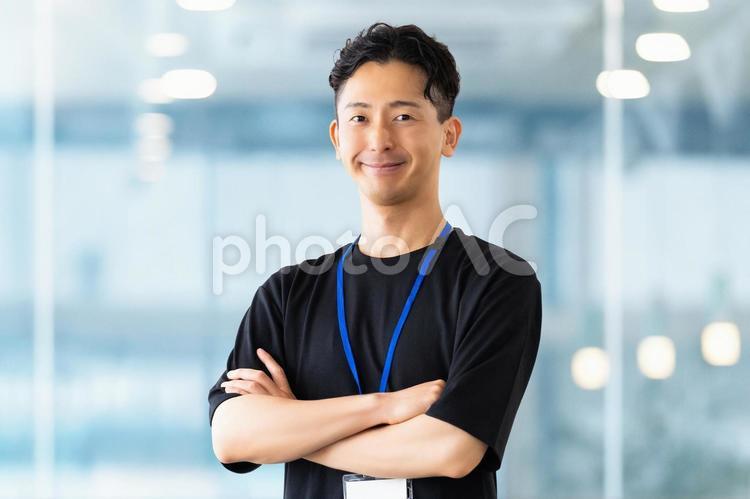 腕組みをする男性ビジネスマン 男性,腕組み,微笑むの写真素材