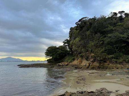 山口県彦島 竹ノ子島の磯辺 山口県彦島 竹ノ子島の磯辺 雲,曇り,夕方の写真素材