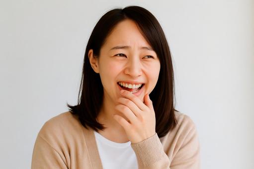 驚きつつ笑う女性 驚きつつ笑う女性の写真