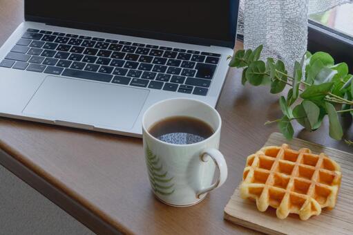 デスクの上のワッフルとコーヒー ワッフル,スイーツ,おうちカフェの写真素材