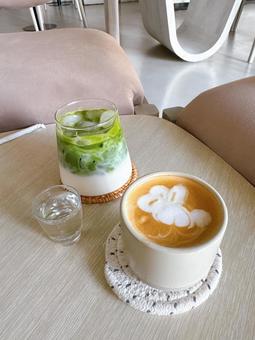 抹茶ラテとカプチーノ 抹茶ラテとカプチーノの写真