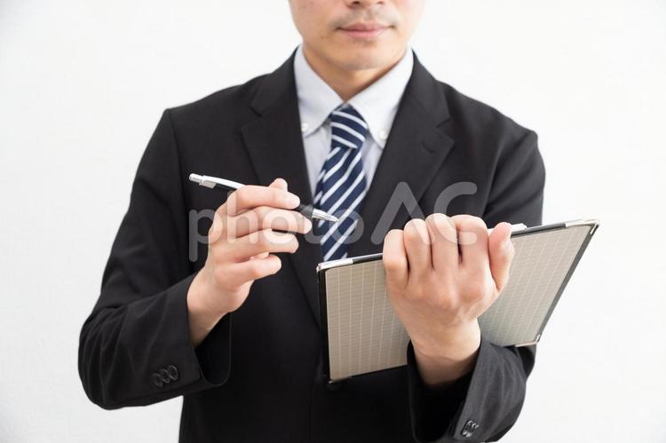 資料を見て考えるビジネスマン 資料,書類,バインダーの写真素材