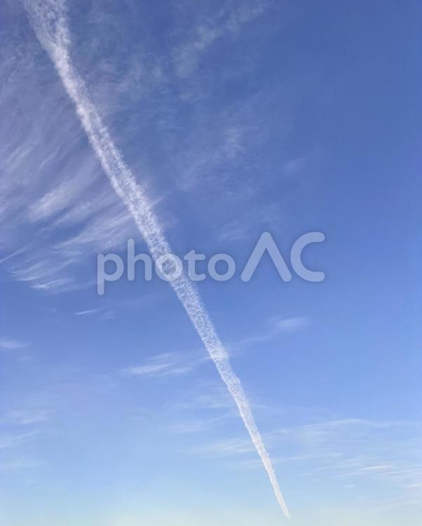 青空　縦に伸びた飛行機雲 空,青空,飛行機雲の写真素材