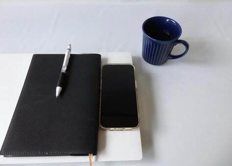 ひとまず休憩 スマホ,ノートパソコン,デスクの写真素材