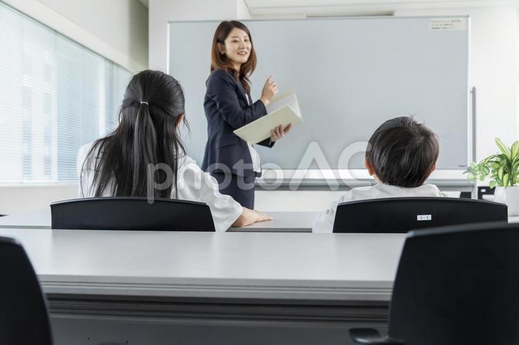 学習塾の講師と生徒 　school 塾,学習塾,習い事の写真素材