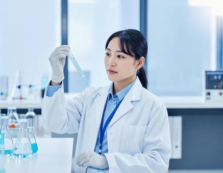 薬を開発する白衣の女性研究員 薬を開発する白衣の女性研究員の写真