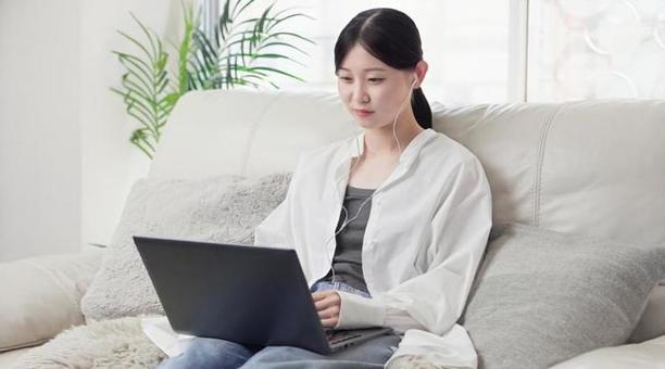 オンラインでカウンセリングを受ける女性 オンラインでカウンセリングを受ける女性 オンライン,カウンセリング,女性の写真素材