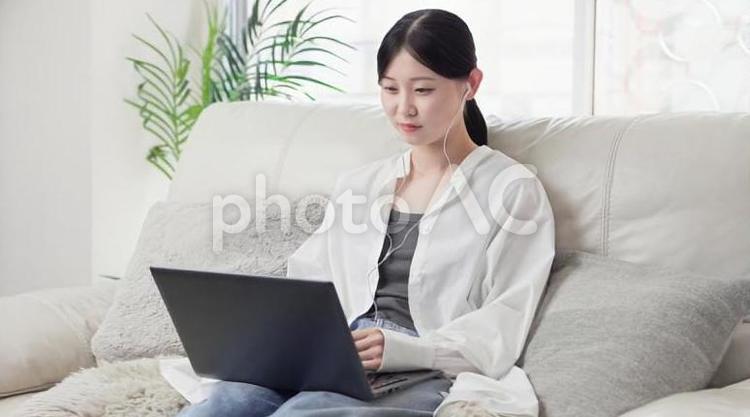 オンラインでカウンセリングを受ける女性 オンライン,カウンセリング,女性の写真素材