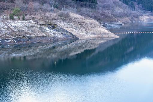 初冬の滝沢ダム 初冬の滝沢ダム 初冬,滝沢ダム,奥秩父の写真素材
