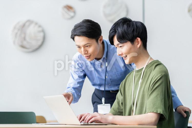 オフィスで働くエンジニア エンジニア,オフィス,パソコンの写真素材