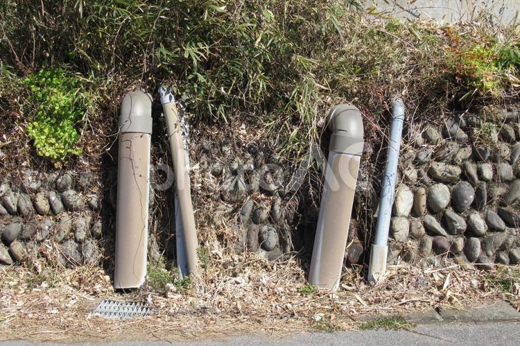 住宅の斜面から出ている排水管群 排水管,くだ,パイプの写真素材