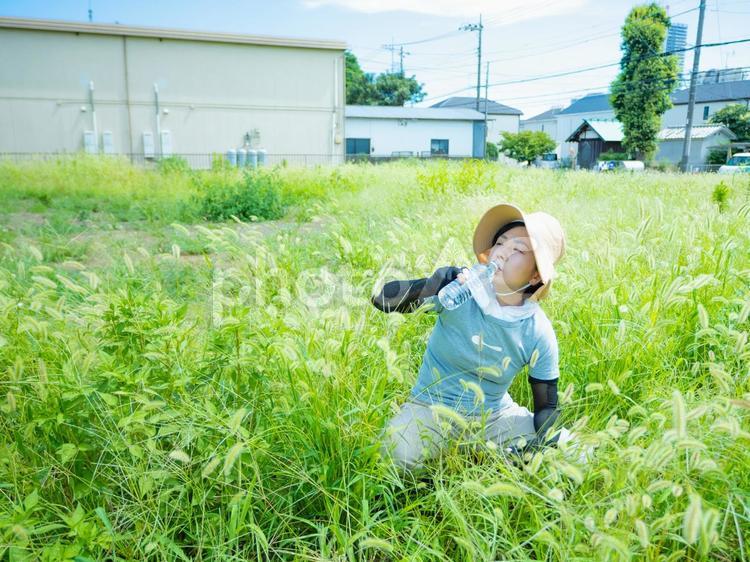 35：水分補給をする女性 水分補給,熱中症予防,熱中症の写真素材