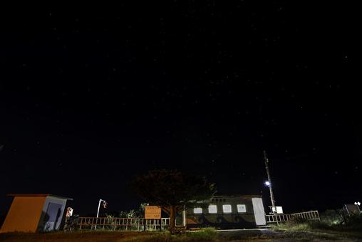 夜の浜厚真駅 浜厚真駅,日高本線,夜の駅の写真素材