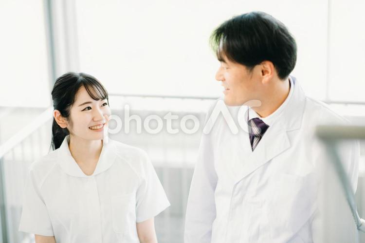 病院内を歩く白衣姿の男女（看護師） 看護師,介護士,医者の写真素材