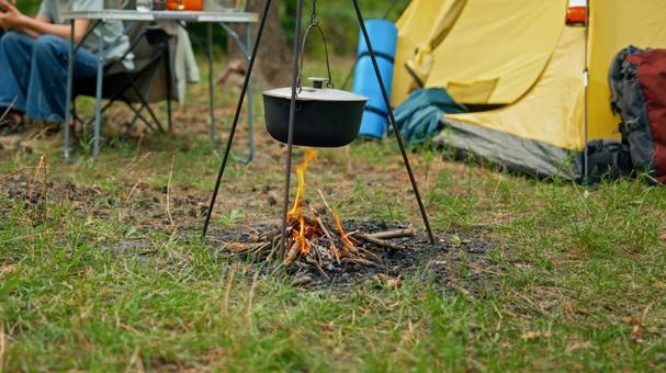 火にかけられた鍋 鍋,焚き火,火の写真素材