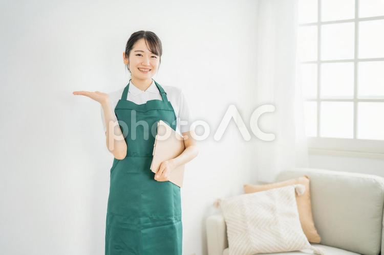 部屋にいるエプロンをつけた女性 家政婦,主婦,ホームヘルパーの写真素材