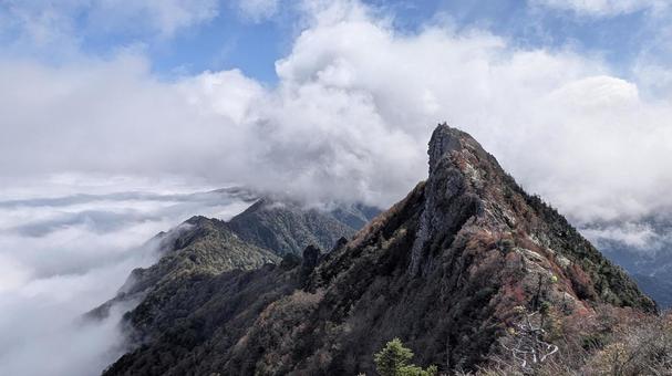 秋の紅葉の石鎚山（天狗岳と雲海） 石鎚山,石鎚登山,天狗岳の写真素材