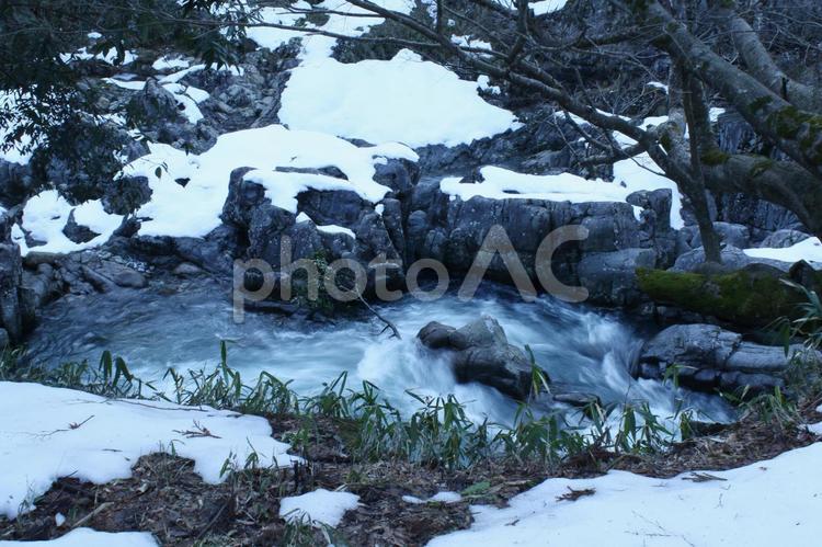 激流の川と積雪する渓谷 雪,積雪,激流の写真素材