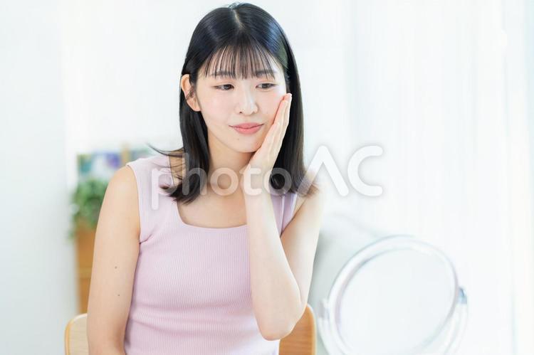 スキンケアをする女性 美容,ビューティー,笑顔の写真素材