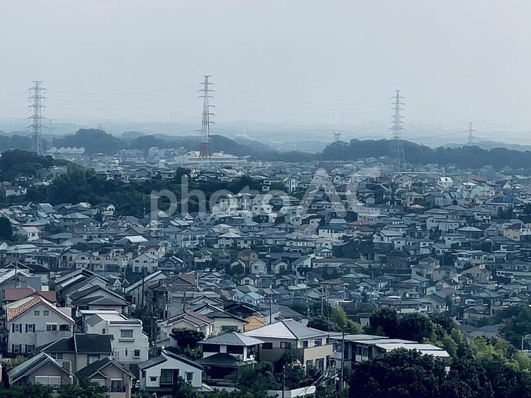 丘の上から見下ろす街並み 街並み,空,建物の写真素材