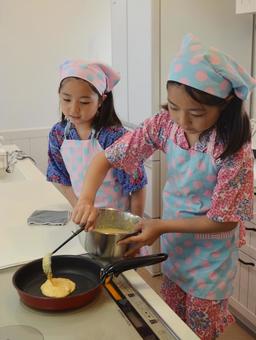 ホットケーキを焼く女の子 ホットケーキを焼く女の子 料理,子供,家庭科の写真素材