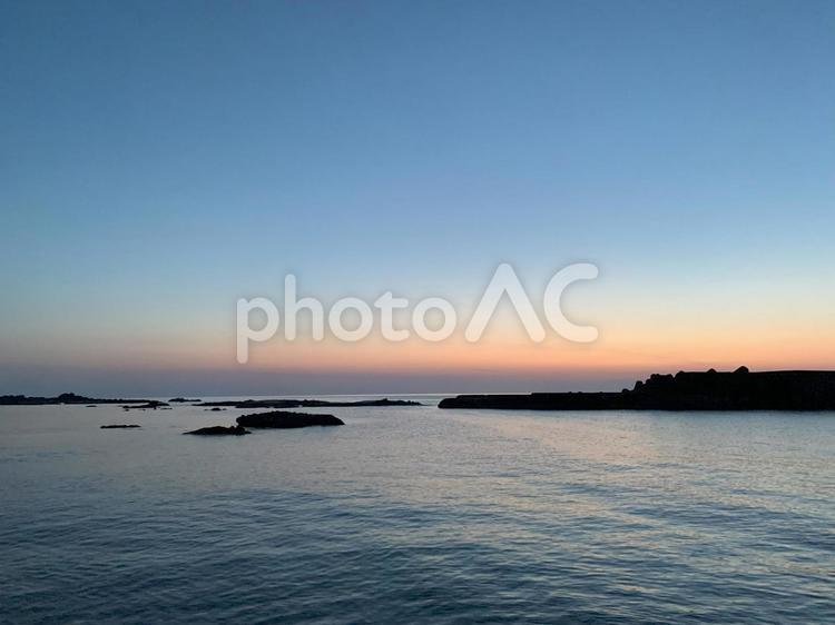 磯の夕焼け　能登半島　ブルーモーメント ブルーモーメント,青,オレンジの写真素材