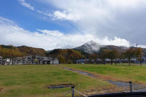 秋の風景（霧がかかる紅葉した山と原っぱ） 霧,紅葉,山の写真素材