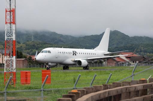 灰色の空と滑走路 ― 出雲空港 灰色の空と滑走路 ― 出雲空港 飛行機,航空機,旅客機の写真素材