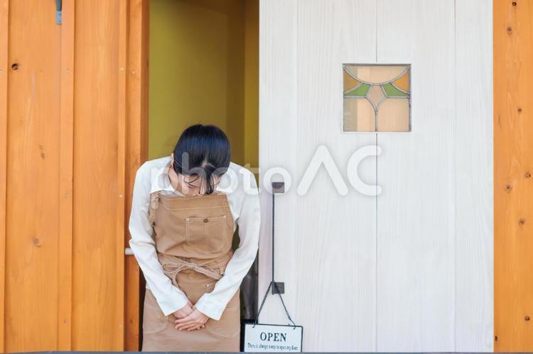 お辞儀するカフェ・飲食店・レストラン・雑貨屋などの従業員・オーナー カフェ,会釈,挨拶の写真素材