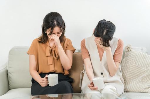 泣く・悩む・ショック・絶望する女性2人 泣く・悩む・ショック・絶望する女性2人 泣く,悲しい,涙の写真素材