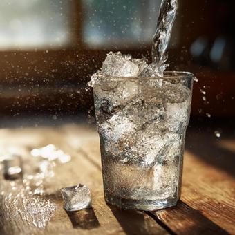 光を受けて輝く、氷と水のクローズアップ 光を受けて輝く、氷と水のクローズアップの写真