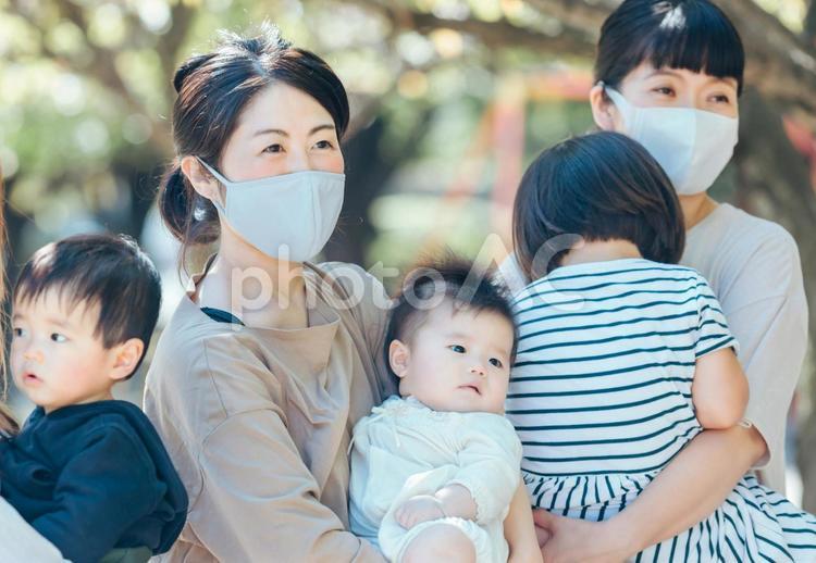 公園で遊ぶマスク姿のママ友と子供 ママ友,子供,主婦の写真素材