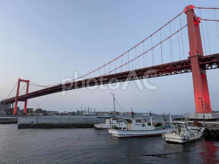 漁船と若戸大橋 橋,波止場,コンクリートの写真素材