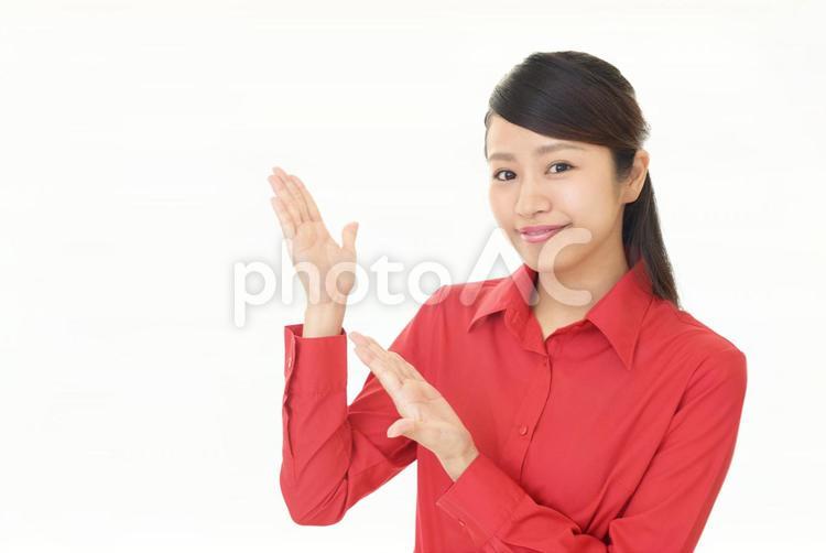 案内する笑顔の女性 女性,女,笑顔の写真素材