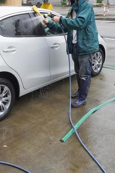 雨の日の洗車05 雨の日の洗車05 洗車,自動車,マイカーの写真素材