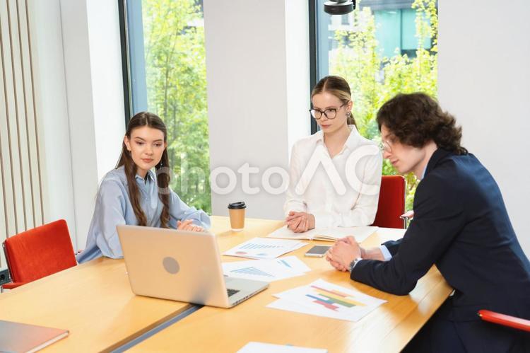 ノートパソコンを見ながら会議する人々 ビジネス,グループ,ビジネスマンの写真素材