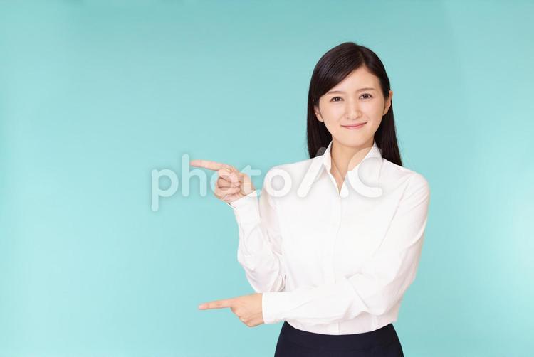 指さす笑顔の女性 女性,ビジネスウーマン,仕事の写真素材
