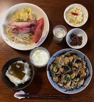 ボイルイカとポテトサラダとトマト等の夕食 ボイルイカとポテトサラダとトマト等の夕食 夕食,備蓄米,ご飯の写真素材