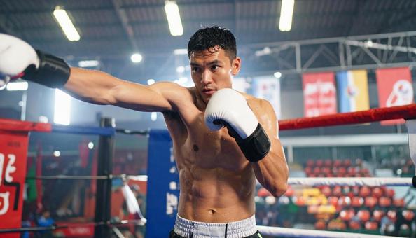 ボクシング会場で試合中の男性ボクサーの写真